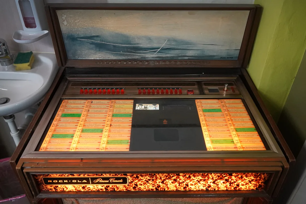 Als wäre die Zeit stehengeblieben: Die Jukebox in der Kegelbahn hat Sammlerwert. Eine alte, von innen schön beleuchtete Jukebox.